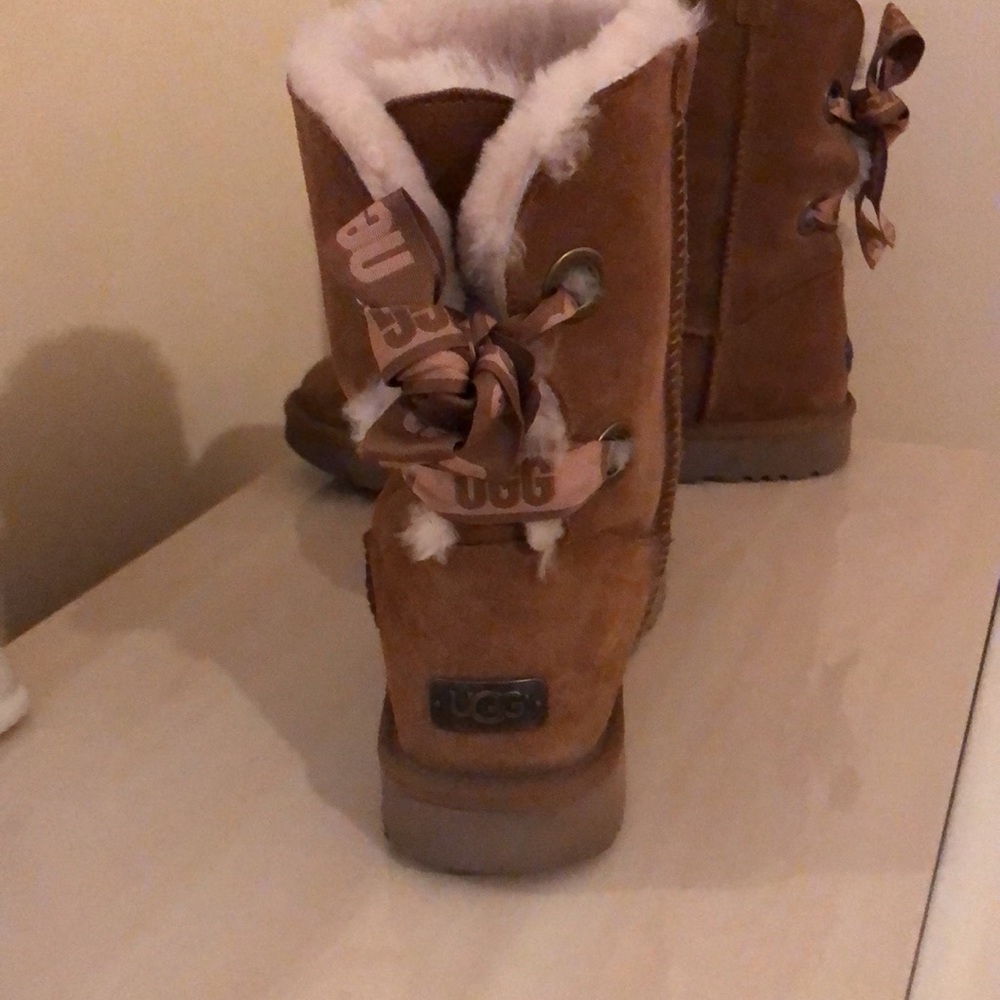 Ugg’s Women Chestnut Lace Boot. Comfy boots. - Picture 2 of 5
